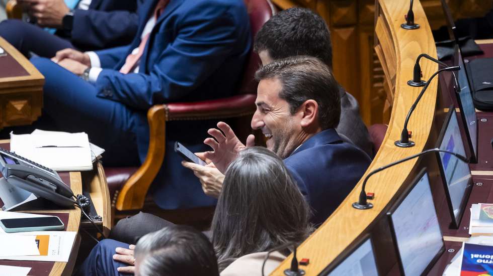 O líder parlamentar do Partido Social Democrata, Hugo Soares, durante a sessão plenária de apresentação do Programa do XXV Governo Constitucional, na Assembleia da República, em Lisboa, 17 de junho de 2025. JOSÉ SENA GOULÃO/LUSA