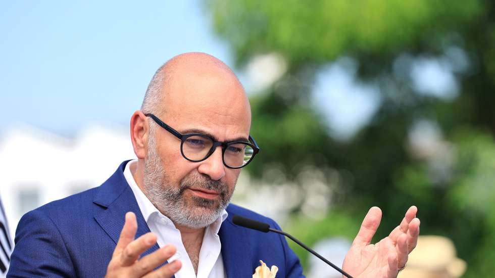 O ministro das Infraestruturas e Habitação, Miguel Pinto Luz, intervém durante a cerimónia de abertura ao tráfego do troço da variante à EN14, entre o Interface Rodoferroviário e Santana, na Trofa, 27 de junho de 2025. ESTELA SILVA/LUSA