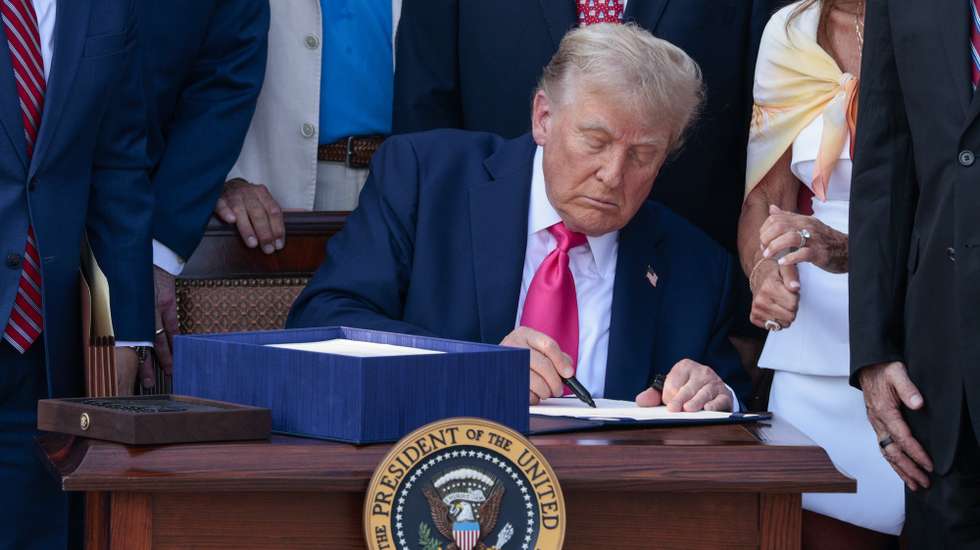 epa12216776 US President Donald J. Trump, with lawmakers, signs his 'Big Beautiful Bill' into law during the Independence Day Military Family Picnic on the South Lawn of the White House in Washington, DC, USA 04 July 2025. The Independence Day festivities also include President Trump signing his 'Big Beautiful Bill' into law, military flyovers and the annual fireworks display on the National Mall.  EPA/SHAWN THEW