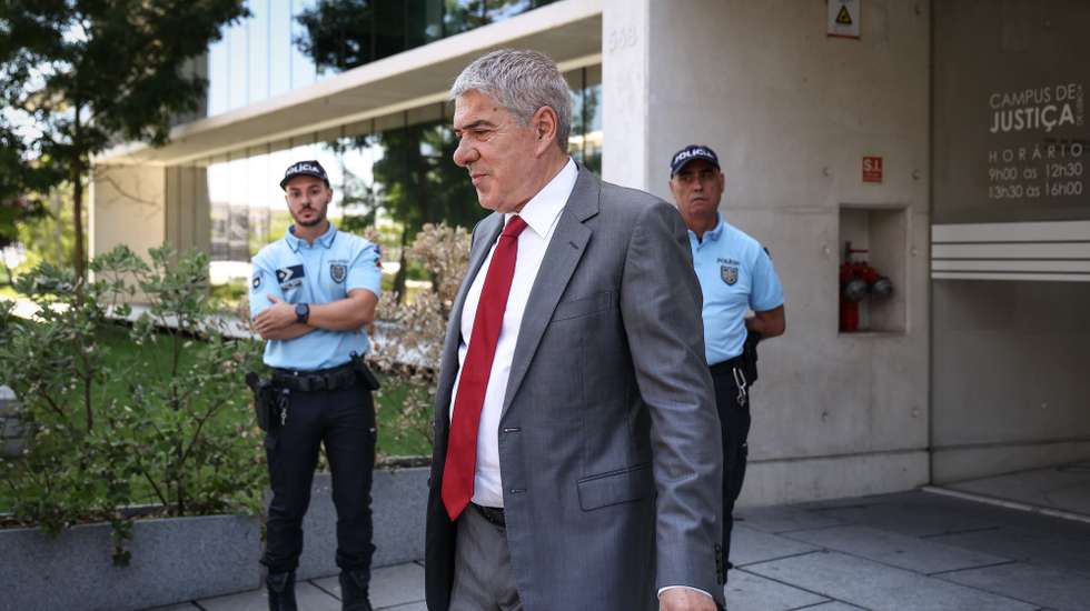 Former Prime Minister José Socrates, the main defendant in Operation Marques, after the morning session at the Lisbon Central Criminal Court on Campus de Justiça, where a panel of judges presided over by Susana Seca will try Socrates and 20 other defendants, including individuals and companies, for 117 crimes, in Lisbon, Portugal, 08 July 2025. Former Portuguese prime minister José Socrates and the other 20 official suspects in Operation Marques are to stand trial on Thursday at the Campus de Justiça in Lisbon, more than a decade after the case accusing the former PM of corruption came to light.  RODRIGO ANTUNES/LUSA