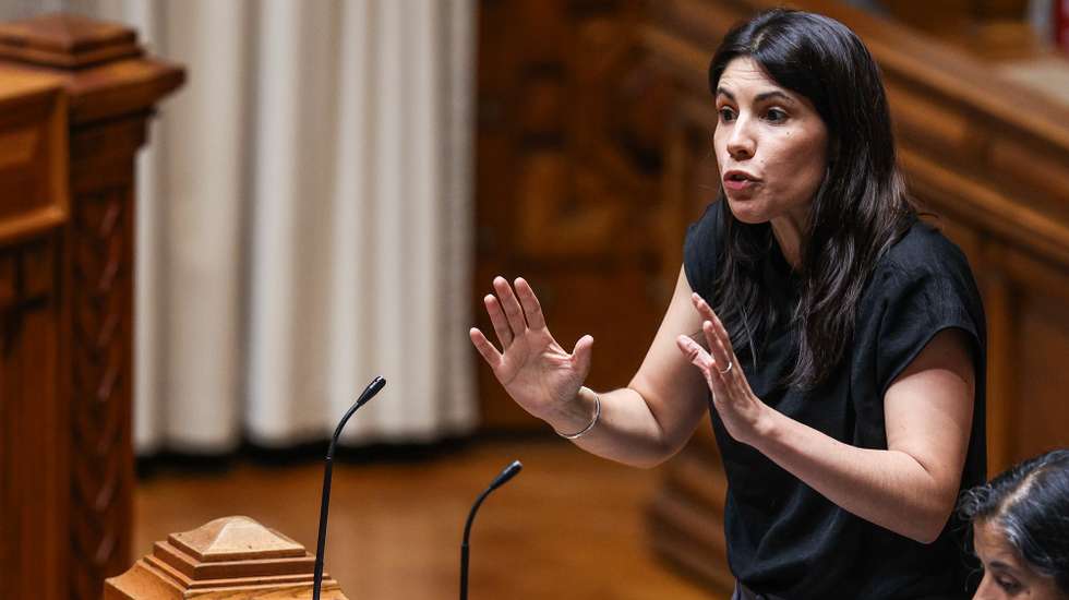 A coordenadora do Bloco de Esquerda (BE), Mariana Mortágua, discursa durante o debate do Estado da Nação, na Assembleia da República, em Lisboa, 17 de julho de 2025. TIAGO PETINGA/LUSA