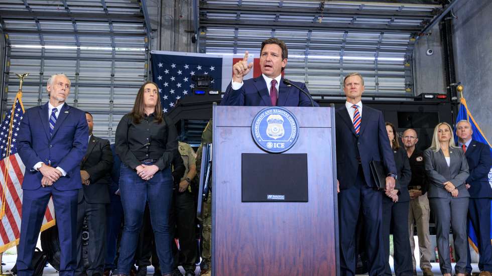 epa12067827 Governor of the State of Florida Ron DeSantis (C) speaks during a press conference at the Immigration and Customs Enforcement (ICE)-Enforcement and Removal Operation office in Miramar, Florida, USA, 01 May 2025. The ICE announced the results of the largest joint immigration enforcement operation in Florida history.  EPA/CRISTOBAL HERRERA-ULASHKEVICH