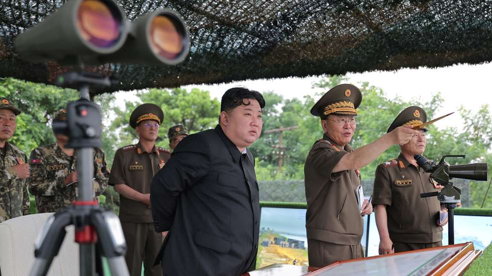 epa12257672 A photo released by the official Korean Central News Agency (KCNA) shows North Korean leader Kim Jong Un (C) overseeing a firing contest among artillery units of the Korean People's Army at an undisclosed location in North Korea on 23 July 2025 (issued 24 July 2025). According to KCNA, Kim expressed great satisfaction with the contest, saying it resembled 'actual war and the results'.  EPA/KCNA  EDITORIAL USE ONLY
