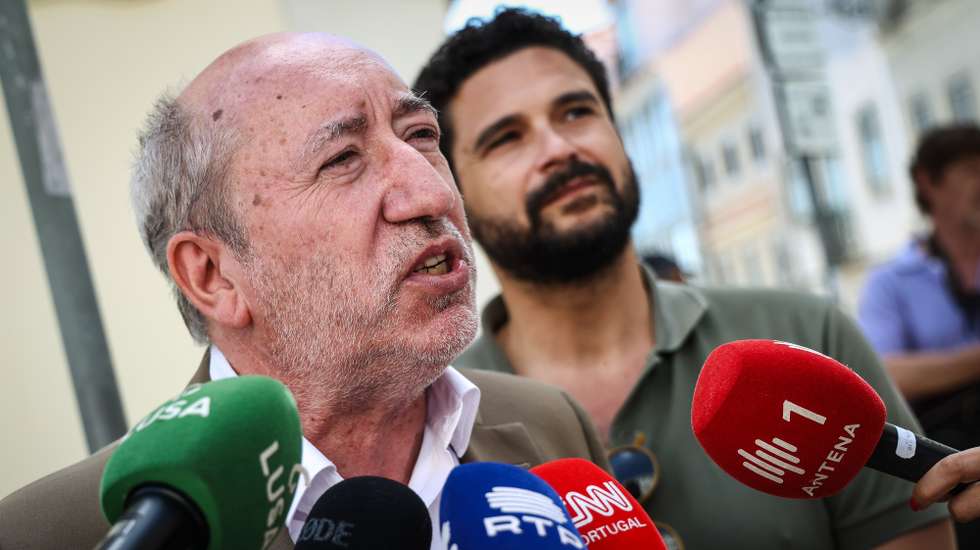 O candidato às presidenciais do Partido Comunista Português (PCP), António Filipe, fala os jornalistas durante a marcha da Frente Comum dos Sindicatos da Administração Pública (FCSAP) "Serviços Públicos não são mercadoria!", do Largo da Estrela até ao Palácio de São Bento, em Lisboa, 17 de julho de 2025. RODRIGO ANTUNES/LUSA