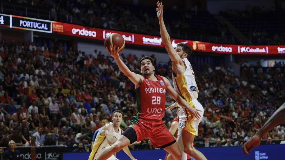epa12285123 Spain's Dario Brizuela (R) in action against Portugal's Rafa Lisboa (C) during the FIBA Eurobasket 2025 preliminary match between Spain and Portugal, in Malaga, Spain, 05 August 2025.  EPA/Jorge Zapata
