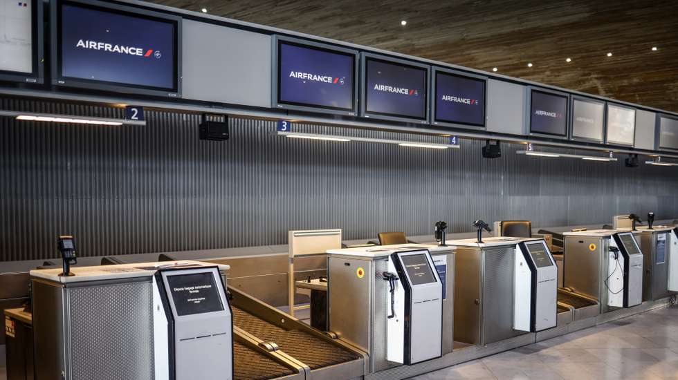 epa12212177 Empty check-in desks inside Roissy-Charles de Gaulle Airport during a French air traffic controllers' strike, in Roissy-en-France outside Paris, France, 03 July 2025. The French UNSA-ICNA union has called for a two-day strike on 03 and 04 July over working conditions, causing travel disruption.  EPA/YOAN VALAT