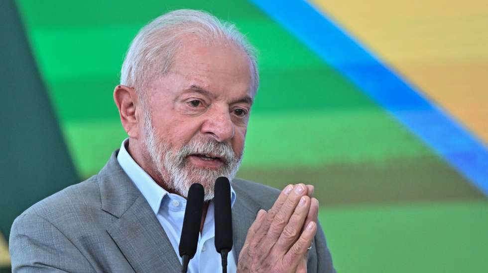 epa12277791 Brazilian President Luiz Inacio Lula da Silva speaks during a ceremony for the delivery of new homes under the 'Minha Casa, Minha Vida' housing program at the Planalto Palace in Brasilia, Brazil, 01 August 2025.  EPA/ANDRE BORGES