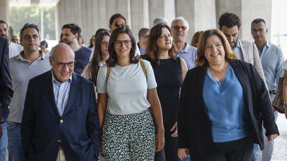A candidata à Câmara Municipal de Lisboa (CML) e cabeça de lista da coligação “Viver Lisboa” (PS/Livre/BE/PAN), Alexandra Leitão (D), acompanhada pelo seu mandatário e antigo comissário europeu, António Vitorino (E), à chegada para a entrega das listas no Palácio da Justiça, em Lisboa, 11 de agosto de 2025. ANTÓNIO PEDRO SANTOS/LUSA