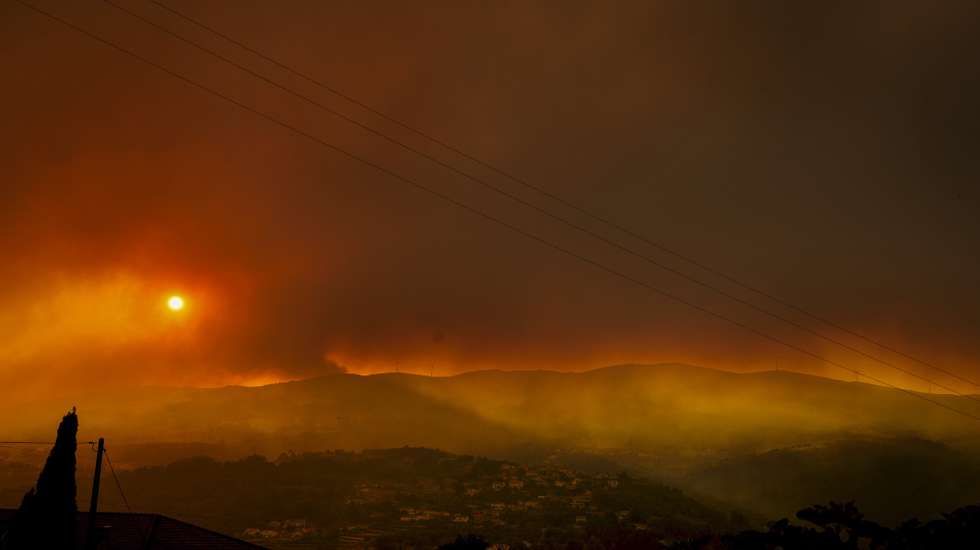 Incêndio em Borbela, Vila Real, 10 de Agosto de 2025. A frente do incêndio de Vila Real que causa mais preocupações hoje é a que está “a tocar” nas localidades de Relva, Lordelo e Borbela, estando a ser feitos, nesta última aldeia, confinamentos pontuais de pessoas por precaução. PEDRO SARMENTO COSTA/LUSA