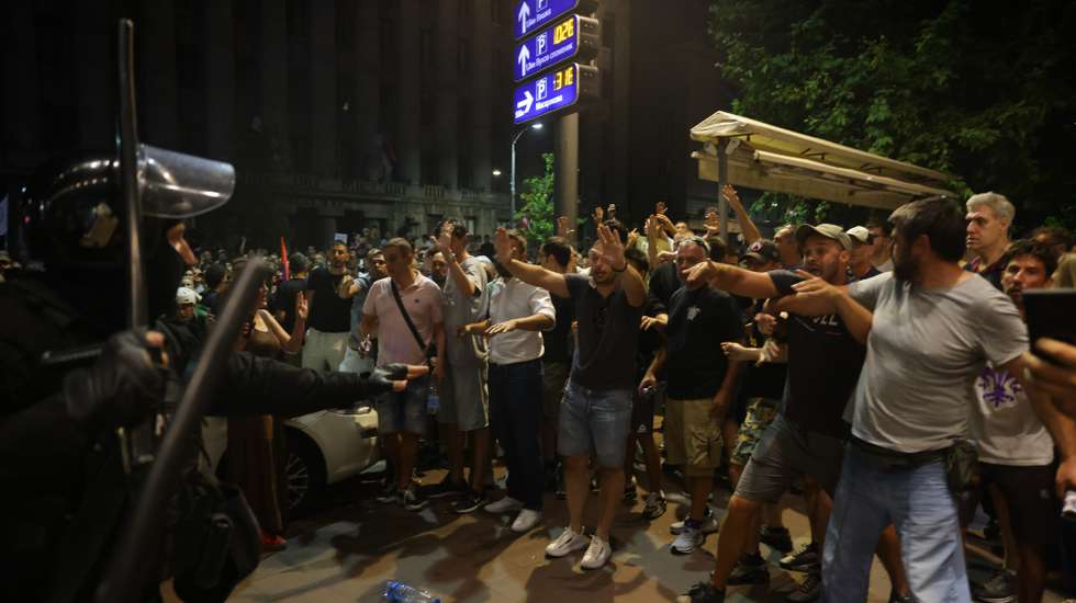 epa12298901 Anti-government protesters face-off with riot police officers during an anti-government protest in Belgrade, Serbia, 13 August 2025. Protesters are demanding equal justice, release of those detained during protests and called for early elections.  EPA/ANDREJ CUKIC
