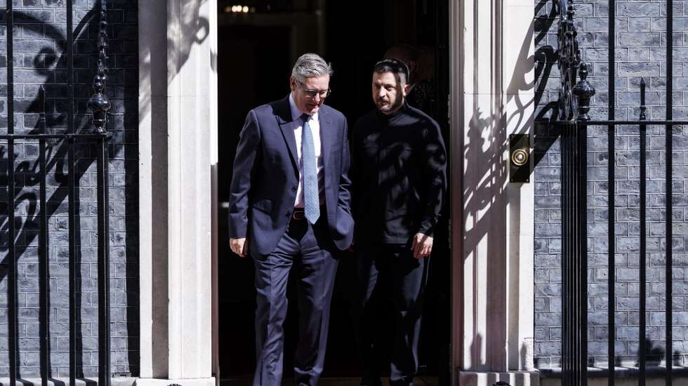 epa12299643 British Prime Minister Keir Starmer (L) walks out Ukrainian President Volodymyr Zelensky (R) after a meeting at 10 Downing Street in London, Britain, 14 August 2025. Zelensky is in London to meet Starmer ahead of U.S. President Donald Trump's scheduled talks with Russian President Vladimir Putin in Alaska the following day.  EPA/TOLGA AKMEN