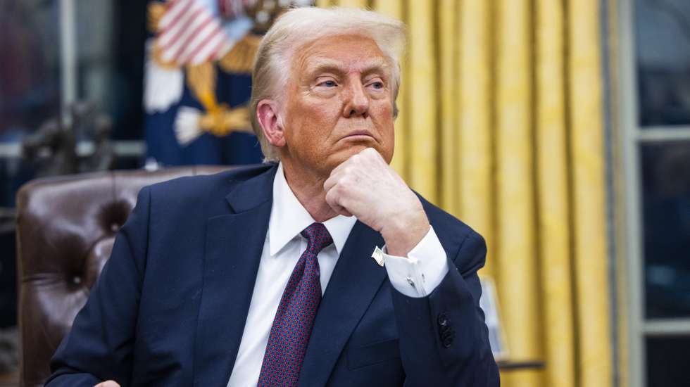 epa11840855 US President Donald Trump signs numerous executive orders, including pardons for defendants from the January 6th riots and a delay on the TikTok ban, on the first day of his presidency in the Oval Office of the White House in Washington, DC, USA, 20 January 2025. Trump, who defeated Kamala Harris to become the 47th president of the United States, was sworn in earlier in the day, though the planned outdoor ceremonies and events were cancelled due to extremely cold temperatures.  EPA/JIM LO SCALZO / POOL