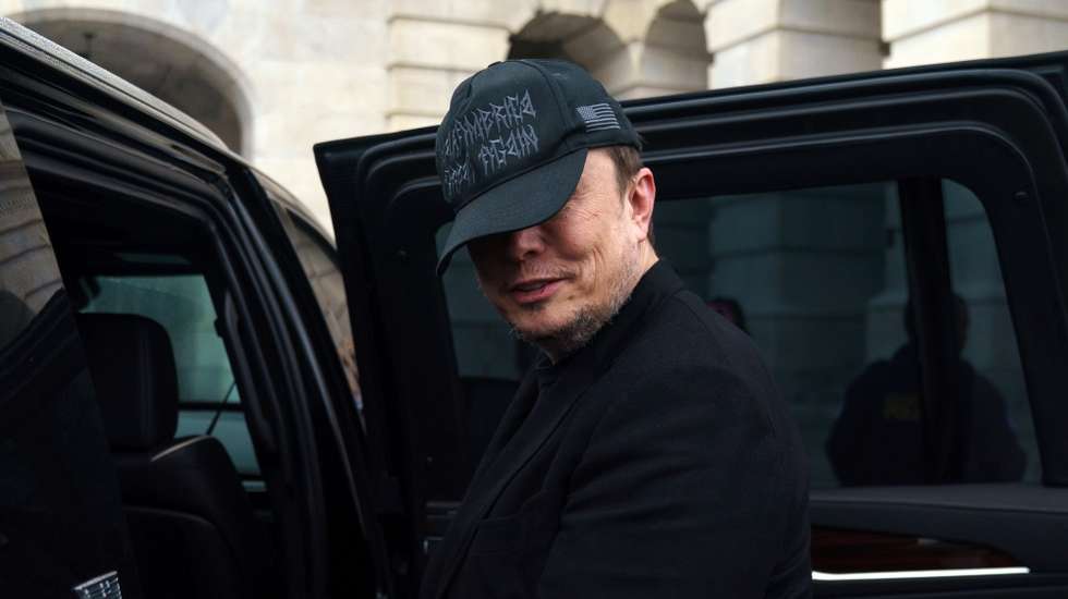 epa12219001 (FILE) - Businessman Elon Musk and his son leave the US Capitol in Washington, DC, USA, 21 May 2025 (re-issued 05 July 2025). Elon Musk on 05 July 2025 in a post on social media platform X (formerly Twitter) said he formed the America Party following the results of a poll he held a day before.  EPA/WILL OLIVER