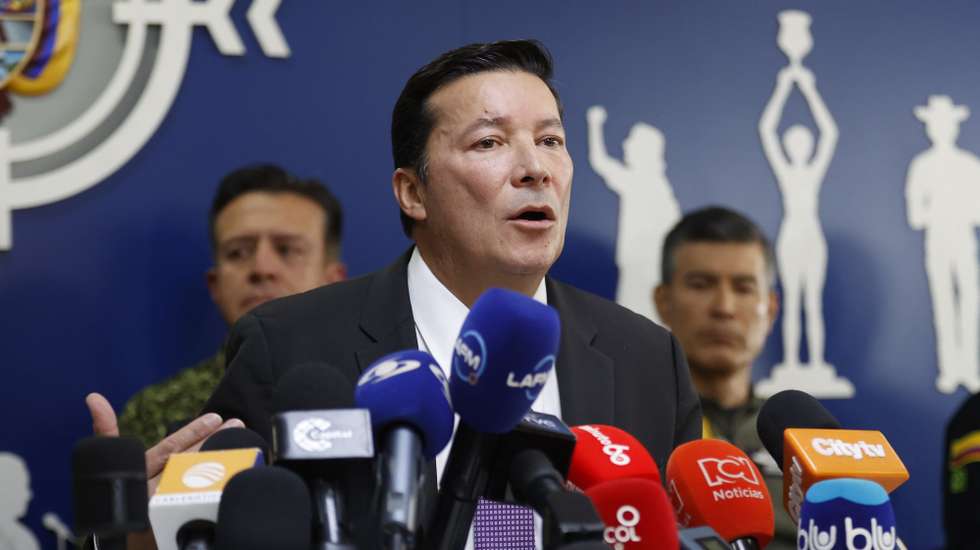 epa12324616 National Registrar, Hernan Penagos, speaks at a press conference in Bogota, Colombia, 26 August 2025. Sanchez reported that 34 Army soldiers were kidnapped during the military operation in which a dissident FARC leader was killed in a rural area of El Retorno, in the department of Guaviare.  EPA/MAURICIO DUENAS CASTANEDA