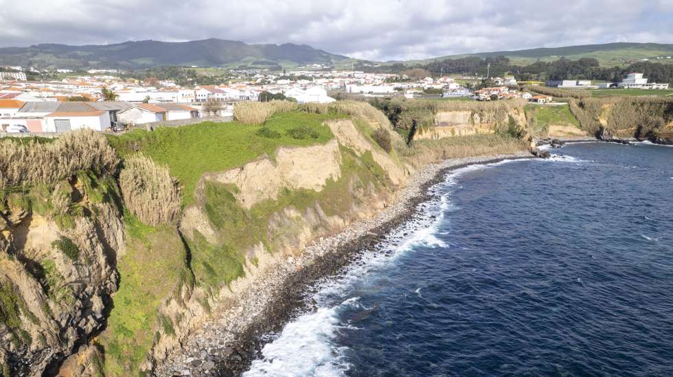 Baía das Águas, em Angra do Heroísmo, nos Açores, onde foram depositadas toneladas de destroços do sismo de 1980, que deixou milhares de pessoas desalojadas na ilha Terceira, Angra do Heroísmo, Terceira, Açores, Portugal, 30 de dezembro de 2024. (ACOMPANHA TEXTO DO DIA 31 DE DEZEMBRO DE 2024) ANTÓNIO ARAÚJO/LUSA