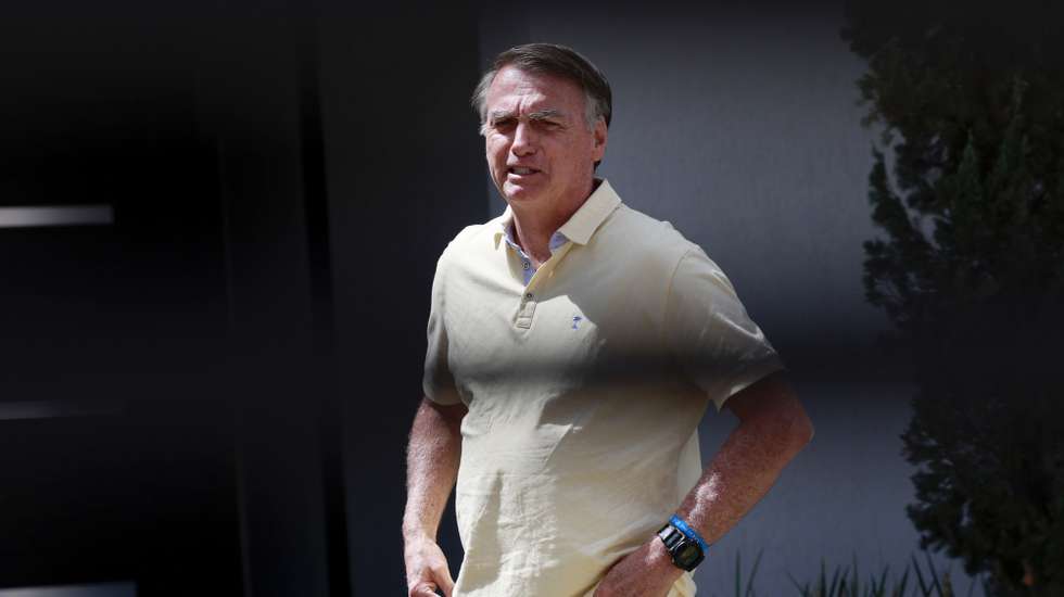 epa12349692 Brazil's former president Jair Bolsonaro walks at his residence in Brasilia, Brazil, 03 September 2025. Bolsonaro's defense team denied before the Supreme Court that the former Brazilian president participated in a coup plot and reduced the prosecution's accusation to 'suppositions' in a session that has left the trial ready for sentencing.  EPA/SEBASTIAO MOREIRA