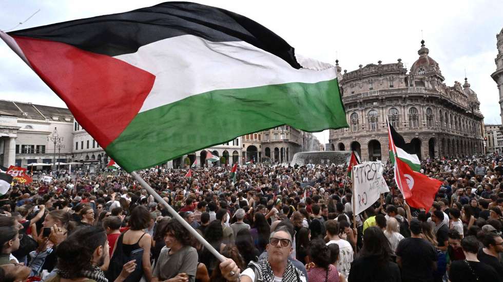 epa12398137 A protester waves a Palestinian flag during a nationwide strike under the slogan 'Let's Block Everything' to show solidarity with the Palestinian people and calling to stop the arms shipment to Israel, in Genova, Italy, 22 September 2025.  EPA/LUCA ZENNARO