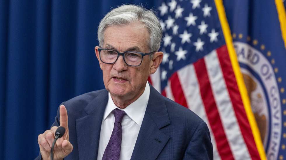 epaselect epa12385707 US Federal Reserve Chairman Jerome Powell responds to a question from the news media during a press conference, in Washington, DC, USA, 17 September 2025. The Fed's central bankers voted to cut the key interest rate by a quarter-point, marking the first reduction in nine months.  EPA/SHAWN THEW