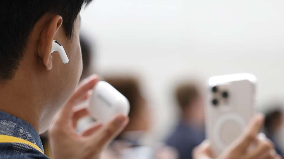 epa12366017 A person tries out the new Apple AirPods Pro 3 at an Apple product launch event on the campus of Apple Park in Cupertino, California, USA, 09 September 2025.  EPA/JOHN G. MABANGLO
