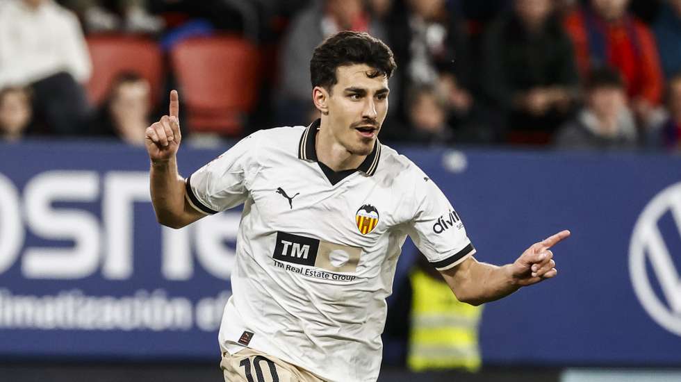 epa11280885 Valencia's Portuguese midfielder Andre Almeida celebrates after scoring the 0-1 goal  during the Spanish LaLiga soccer match between CA Osasuna and Valencia CF at El Sadar stadium in Navarra, Pamplona, northern Spain, 15 April 2024.  EPA/Jesus Diges