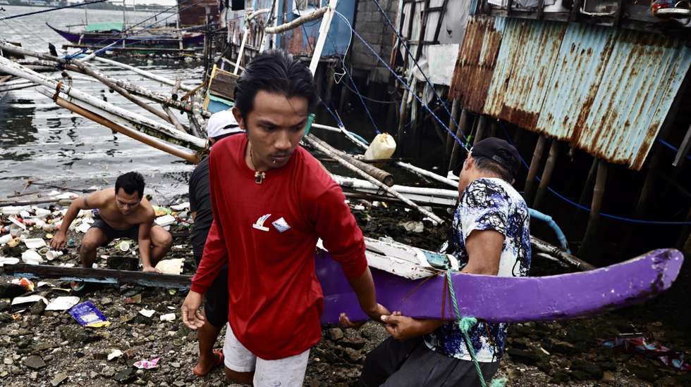 epaselect epa12406600 Fishermen secure a fishing boat in anticipation of an approaching storm in Cavite city, Philippines, 26 September 225. Philippine state weather agency warned the public to be on alert for floods, landslides and storm surges as Severe Tropical Storm Bualoi barrels toward central Philippines.  EPA/FRANCIS R. MALASIG