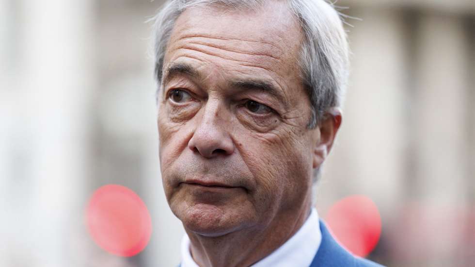 epa12403758 Reform UK leader Nigel Farage speaks to the media outside the Bank of England, before his meeting with Governor of the Bank of England (BoE) Andrew Bailey, in London, Britain, 25 September 2025.  EPA/TOLGA AKMEN