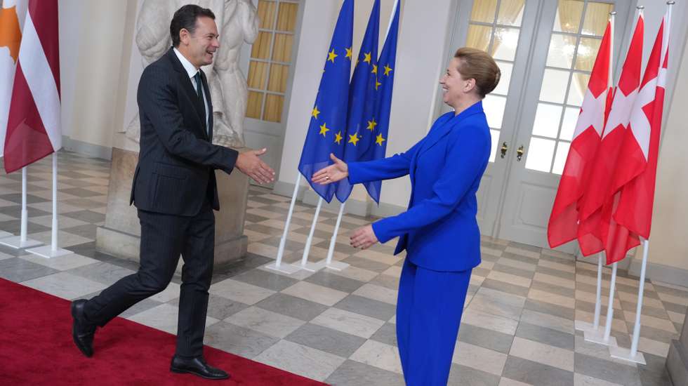 epa12419541 Danish Prime Minister Mette Frederiksen welcomes Portuguese Prime Minister Luis Montenegro at Christiansborg Castle in Copenhagen, Denmark, 01 October 2025, for an informal meeting of EU heads of state and government.  EPA/LISELOTTE SABROE  DENMARK OUT