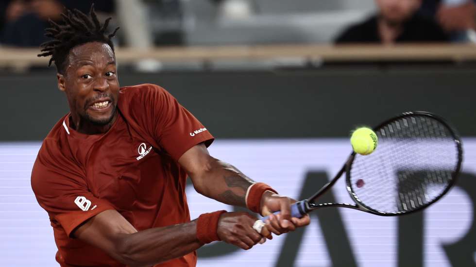 epa12144132 Gael Monfils of France in action during his Men's 2nd round match against Jack Draper of Great Britain at the French Open Grand Slam tennis tournament at Roland Garros in Paris, France, 29 May 2025.  EPA/CHRISTOPHE PETIT TESSON