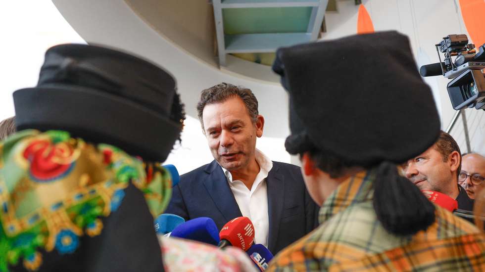 O primeiro-ministro e líder do Partido Social Democrata (PSD), Luís Montenegro, durante uma ação de campanha para as eleições autárquicas de dia 12 de outubro, na Nazaré, 03 de outubro de 2025. ANTÓNIO PEDRO SANTOS/LUSA