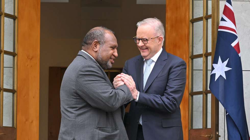 epa12434061 Australia's Prime Minister Anthony Albanese and Papua New Guinea's Prime Minister James Marape shake hands before signing a defense treaty at Parliament House in Canberra, Australia, 06 October 2025.  EPA/MICK TSIKAS NO ARCHIVING AUSTRALIA AND NEW ZEALAND OUT