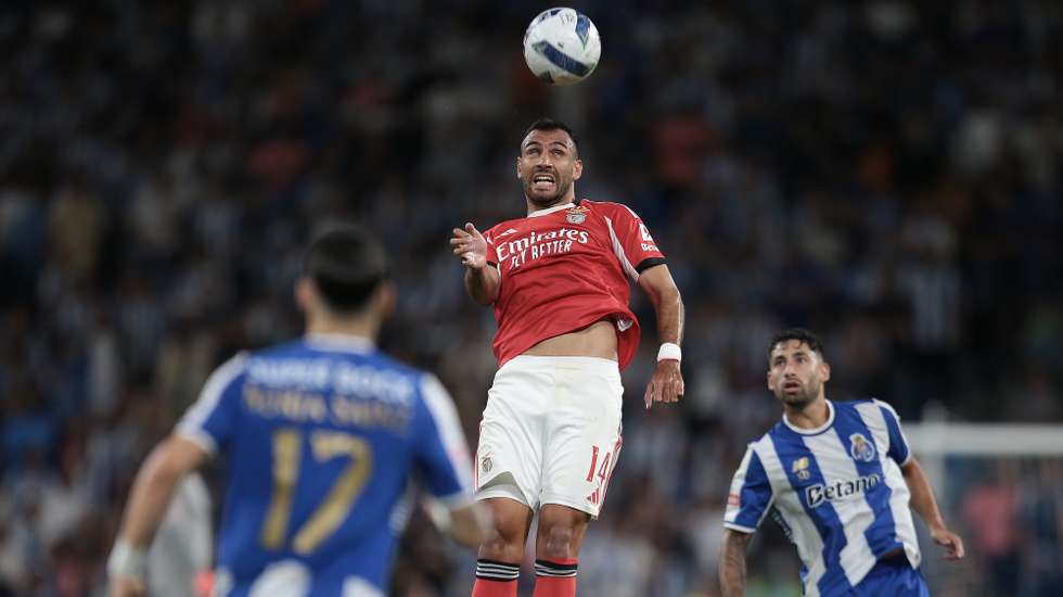 FC Porto’s Varela (R) in action against  Benfica’s Pavlidis during the Portuguese First League soccer match held at Dragão Stadium in Porto, Portugal, 5th October 2025. MANUEL FERNANDO ARAUJO/LUSA
