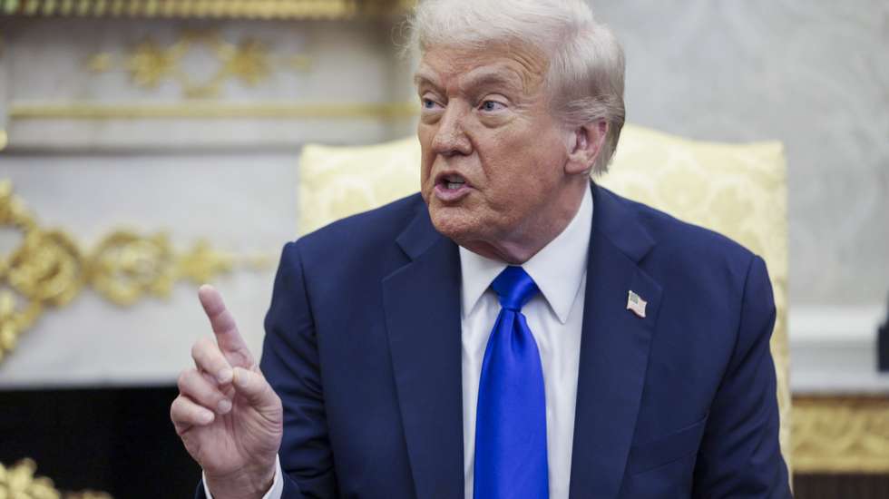 epa12438040 US President Donald Trump meets with Canadian Prime Minister Mark Carney (not pictured) in the Oval Office of the White House in Washington, DC, USA, 07 October 2025. The two are expected to discuss the Trump administration’s tariffs on Canadian steel, lumber and automobiles, along with other goods.  EPA/SHAWN THEW / POOL