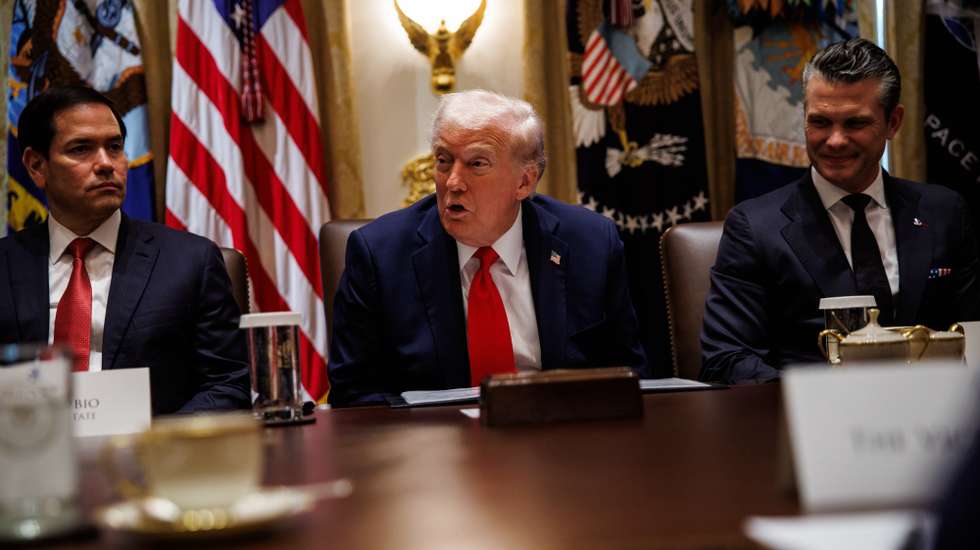 epa12442787 US President Donald Trump (C) speaks during a Cabinet Meeting at the White House in Washington, DC, USA, 09 October 2025. US President Donald Trump announced that Israel and Hamas have agreed to the first phase of a Gaza peace plan, which includes the release of Israeli hostages and Palestinian prisoners, the withdrawal of Israeli forces, and the delivery of humanitarian aid to Gaza.  EPA/SAMUEL CORUM / POOL