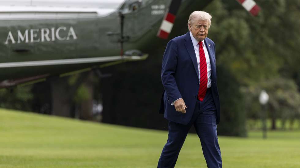 epaselect epa12445433 US President Donald Trump walks to the Oval Office from Marine One on the South Lawn of the White House in Washington, DC, USA, 10 October 2025. President Trump returned from Walter Reed National Military Medical Center where he had a semiannual physical.  EPA/SHAWN THEW / POOL