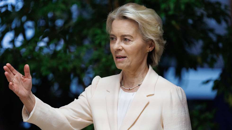 epa12442078 President of the European Commission Ursula von der Leyen welcomes President of Rwanda Paul Kagame for the signing of the EU-RDC Partnership agreement on the sideline of the 'Global Gateway Forum', at the EU Commission in Brussels, Belgium, 09 October 2025. The second edition of the forum will take place on 09 and 10 October 2025 in Brussels.  EPA/OLIVIER MATTHYS