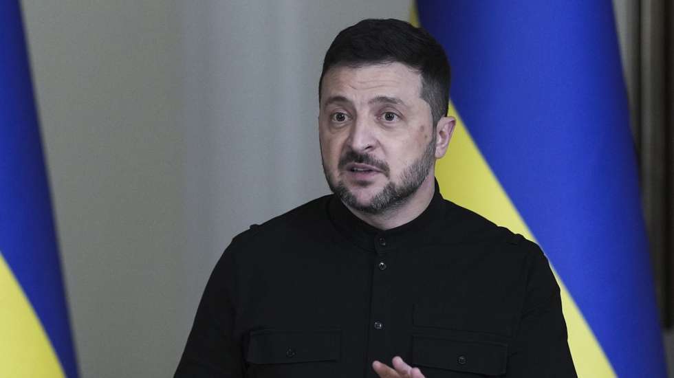 epa12445419 Ukrainian President Volodymyr Zelensky holds his briefing for journalists in Kyiv, Ukraine, 10 October 2025, amid the ongoing Russian invasion. Volodymyr Zelensky spoke with the media after the Russian missile and drone attacks on energy facilities, which left a significant number of consumers without power in several Ukrainian cities.  EPA/STRINGER