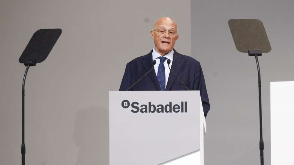 epa12285789 Chairman of Sabadell Bank, Josep Oliu, speaks during the Extraordinary General Meeting of Shareholders held in Sabadell, Barcelona, Spain, 06 August 2025. The shareholders are to decide on the sale of their British bank subsidiary to Santander Bank.  EPA/QUIQUE GARCIA
