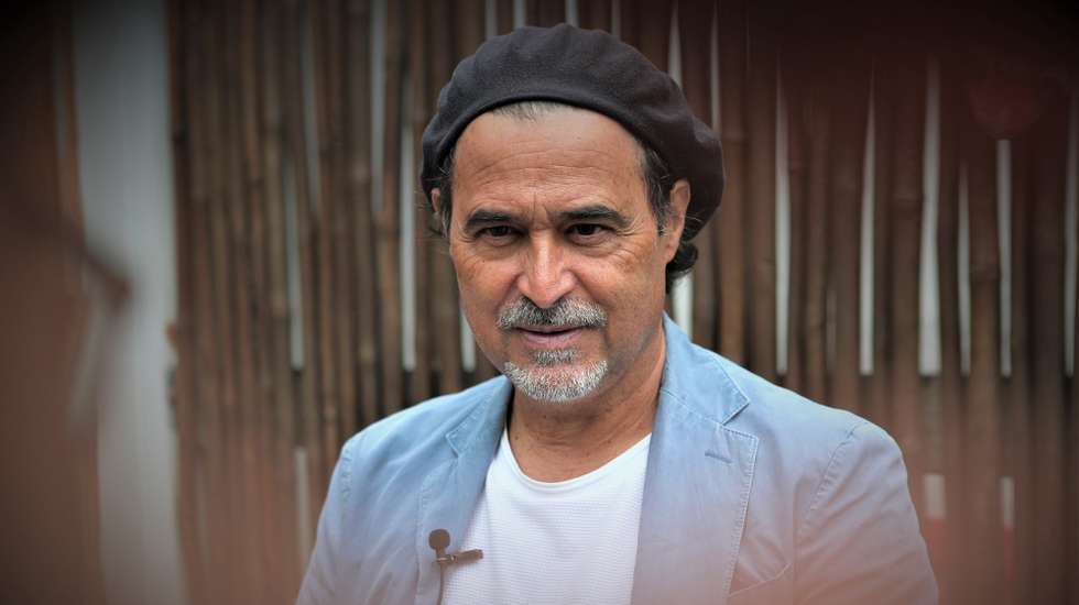 O escritor José Eduardo Agualusa posa para a fotografia durante uma entrevista à agência Lusa sobre seu novo livro "Mestre dos batuques", em Maputo, Moçambique, 15 de outubro de 2024. José Eduardo Agualusa descreve "Mestre dos batuques", com lançamento a 25 de outubro, em Portugal, como “alternativa” sobre a história oficial da colonização numa Angola que “são muitos países, muitas nações”. (ACOMPANHA TEXTO DA LUSA DO DIA 17 DE OUTUBRO DE 2024). LUÍSA NHANTUMBO/LUSA