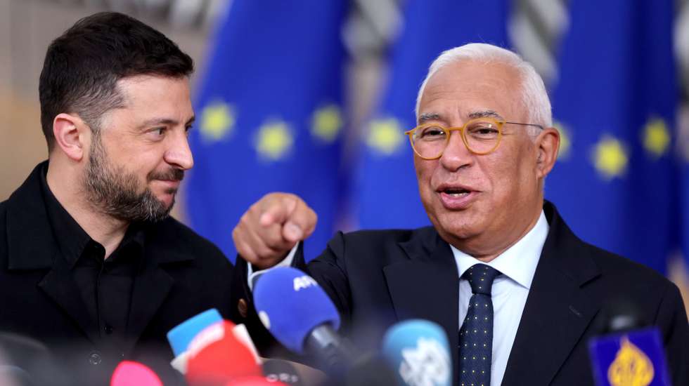epa12474761 Ukrainian President Volodymyr Zelensky (L) and President of the European Council Antonio Costa answer questions from the media as they arrive for the Euro Summit in Brussels, Belgium, 23 October 2025. EU leaders convene in Brussels to discuss the situation Ukraine, European defence, developments in the Middle East, competitiveness, housing and migration.  EPA/OLIVIER MATTHYS