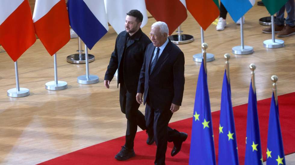 epa12474889 Ukrainian President Volodymyr Zelensky (L) and President of the European Council Antonio Costa arrive for the Euro Summit in Brussels, Belgium, 23 October 2025. EU leaders convene in Brussels to discuss the situation Ukraine, European defence, developments in the Middle East, competitiveness, housing and migration.  EPA/OLIVIER HOSLET