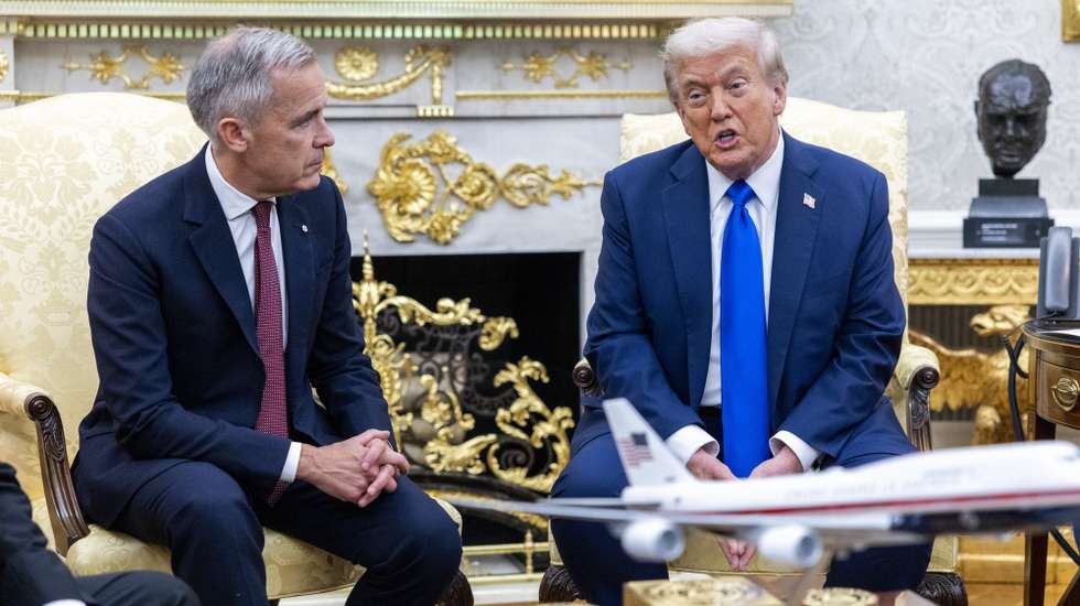 epa12438066 US President Donald Trump (R) meets with Canadian Prime Minister Mark Carney (L) in the Oval Office of the White House in Washington, DC, USA, 07 October 2025. The two are expected to discuss the Trump administration’s tariffs on Canadian steel, lumber and automobiles, along with other goods.  EPA/SHAWN THEW / POOL