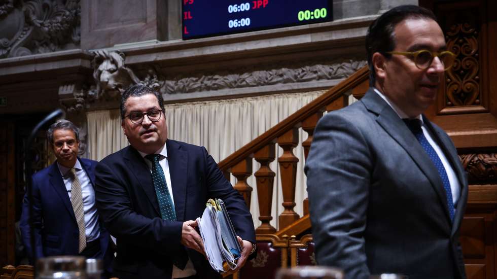 O ministro de Estado e das Finanças, Joaquim Miranda Sarmento, à chegada para a sua audição na Comissão de Orçamento, Finanças e Administração Pública, na Assembleia da República, em Lisboa, 24 de outubro de 2025. RODRIGO ANTUNES/LUSA