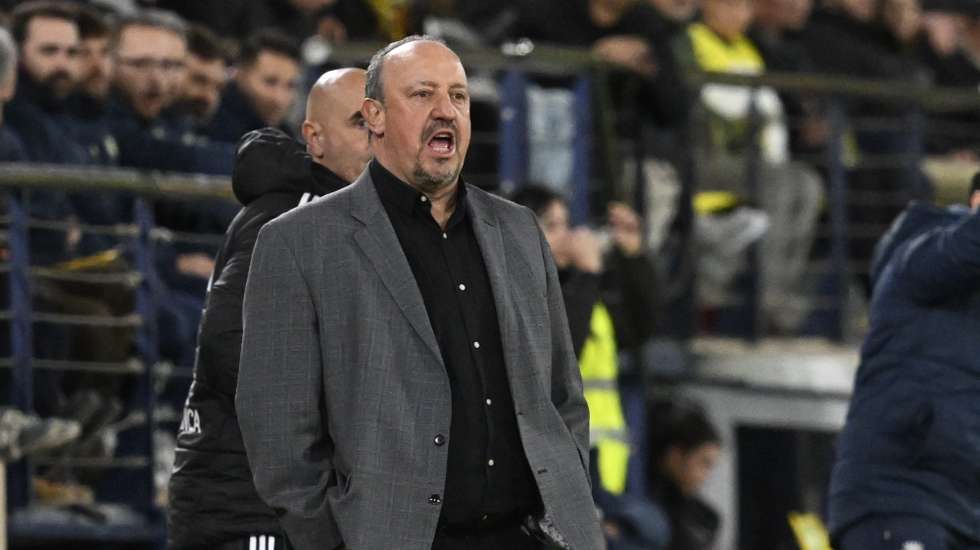 epa11039397 Celta's head coach Rafa Benitez follows the Spanish LaLiga soccer match between Villarreal CF and Celta de Vigo, in Villarreal, Spain, 20 December 2023.  EPA/ANDREU ESTEBAN