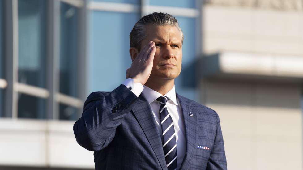 epa12501582 US Defense Secretary Pete Hegseth salutes as he inspects a guard of honor during a welcoming ceremony prior to the 57rd Security Consultative Meeting (SCM) at the defense ministry in Seoul, South Korea, 04 November 2025.  EPA/JEON HEON-KYUN / POOL