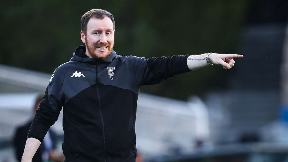 O treinador do Estoril Praia, Ian Cathro, gesticula durante o jogo da Primeira Liga de Futebol contra o Nacional, disputado no Estádio António Coimbra da Mota, no Estoril, Cascais, 26 de outubro de 2025. RODRIGO ANTUNES/LUSA