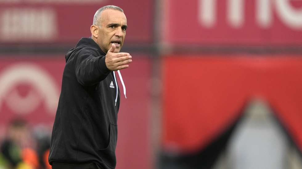 O treinador do AVS, João Pedro Sousa, durante o jogo da 10.ª jornada da I Liga de futebol contra o Tondela, realizado no Estádio do Clube Desportivo das Aves, em Santo Tirso, 2 de novembro de 2025. HUGO DELGADO/LUSA