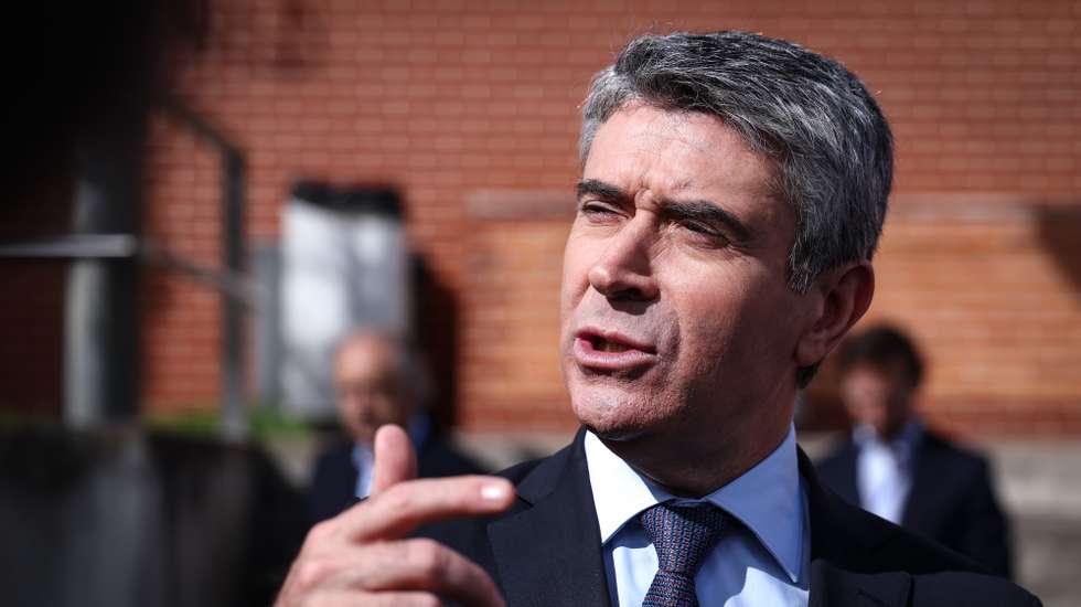 O secretário geral do Partido Socialista (PS), José Luís Carneiro, durante uma visita à Escola Secundária António Damásio onde esteve à conversa com alunos do 12.º ano do Curso Ciência Política-AESMO-ESAD, em Lisboa, 30 de outubro de 2025. RODRIGO ANTUNES/LUSA