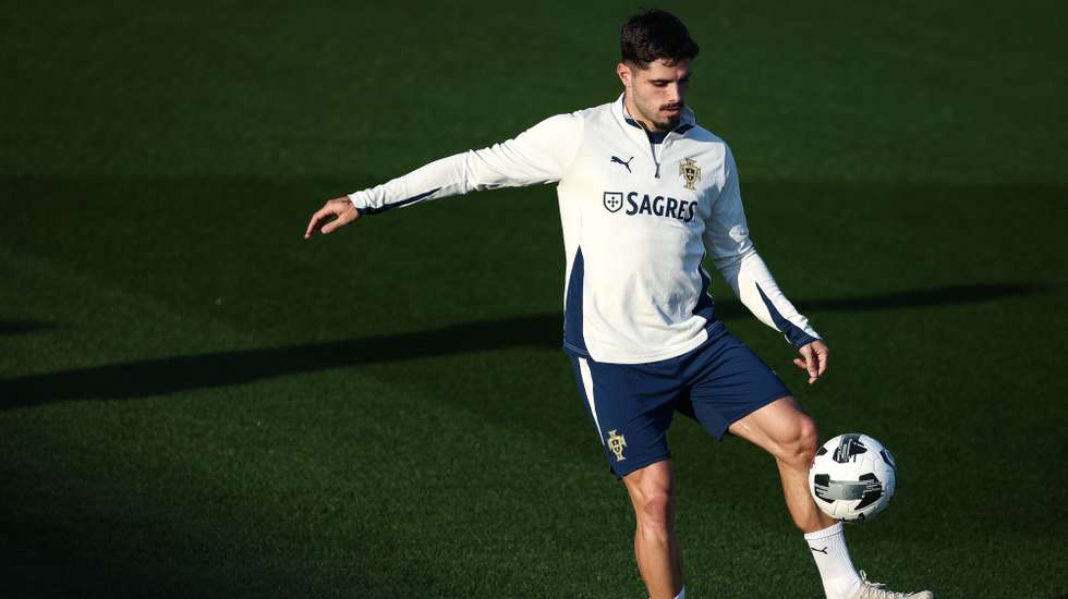 epa12445307 Portugal's Pedro Neto attends a training session at Cidade do Futebol, near Lisbon, Portugal, 10 October 2025. Portugal will face the Republic of Ireland and Hungary on 11 and 14 October respectively in theur 2026 FIFA World Cup Qualifiers.  EPA/RODRIGO ANTUNES