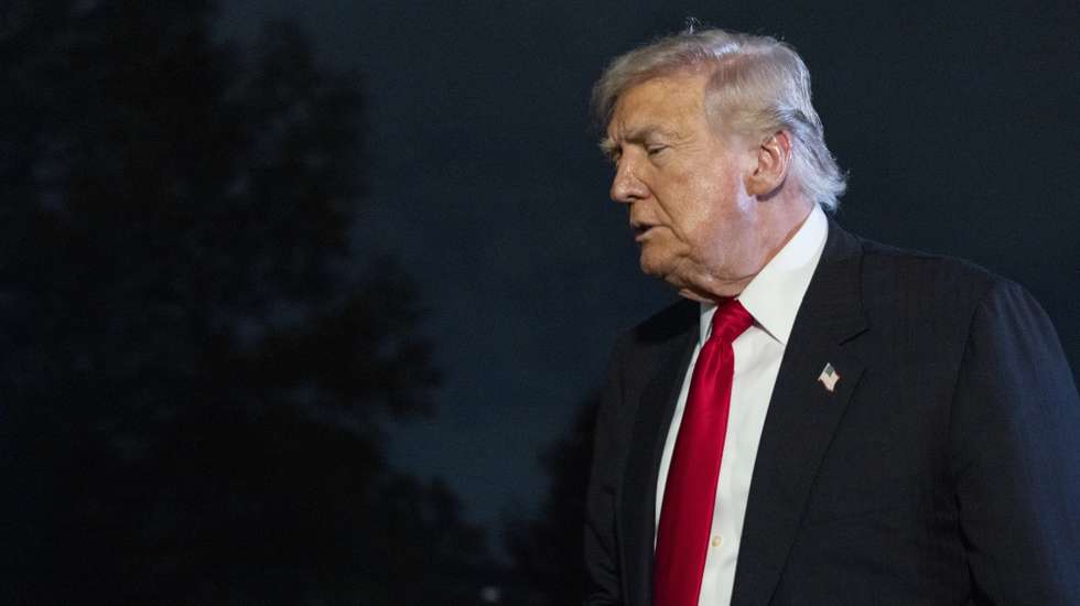 epa12515313 US President Donald Trump walks toward the residence after stepping off Marine One on the South Lawn of the White House in Washington, DC, USA, 09 November 2025. President Trump is returning from the weekend in Florida with a stop at the Commanders NFL game on the way home.  EPA/SHAWN THEW / POOL