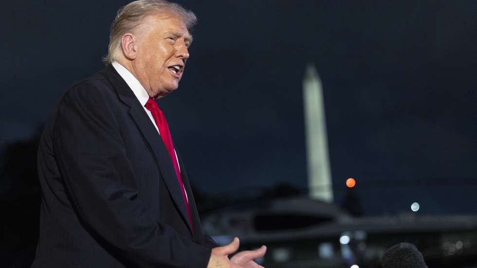 epa12515307 US President Donald Trump responds to a question from the news media about the government shutdown after stepping off Marine One on the South Lawn of the White House in Washington, DC, USA, 09 November 2025. President Trump is returning from the weekend in Florida with a stop at the Commanders NFL game on the way home.  EPA/SHAWN THEW / POOL